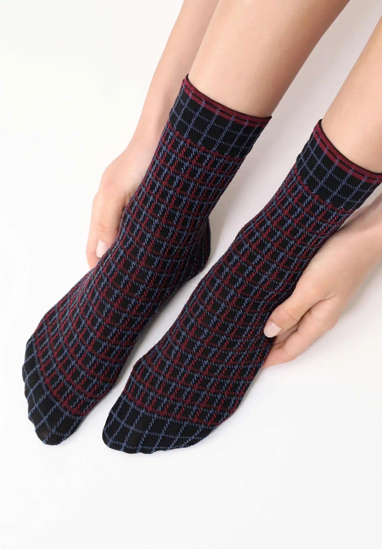 Oroblù Color Check Calzino - Dark navy opaque fashion ankle socks with a tartan check style linear pattern in blue and red and deep elasticated comfort cuff.
