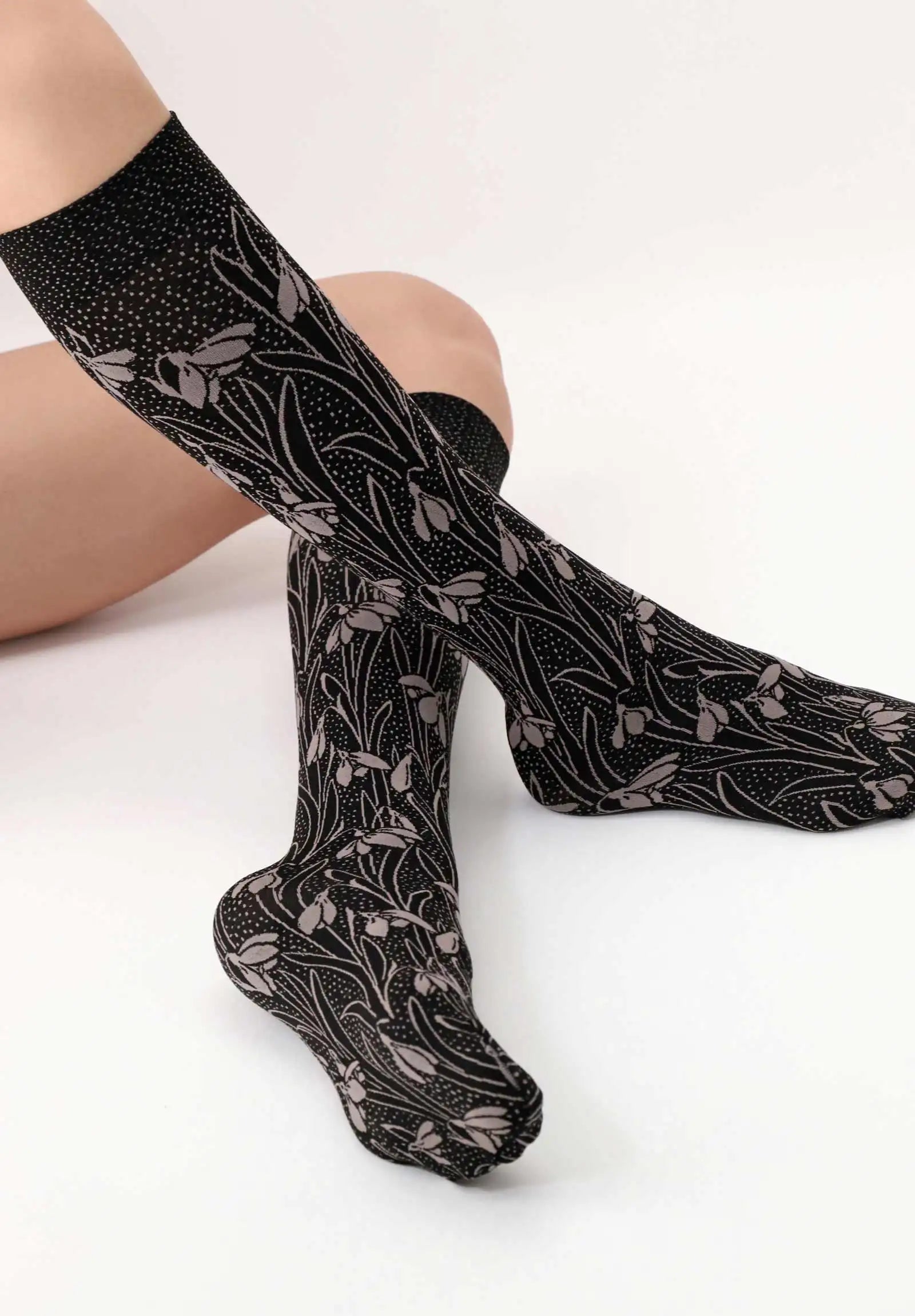 Oroblù I Love First Class Flowers Gambaletto - Black opaque fashion knee-high socks with a beige snowdrop style floral pattern with speckled background.