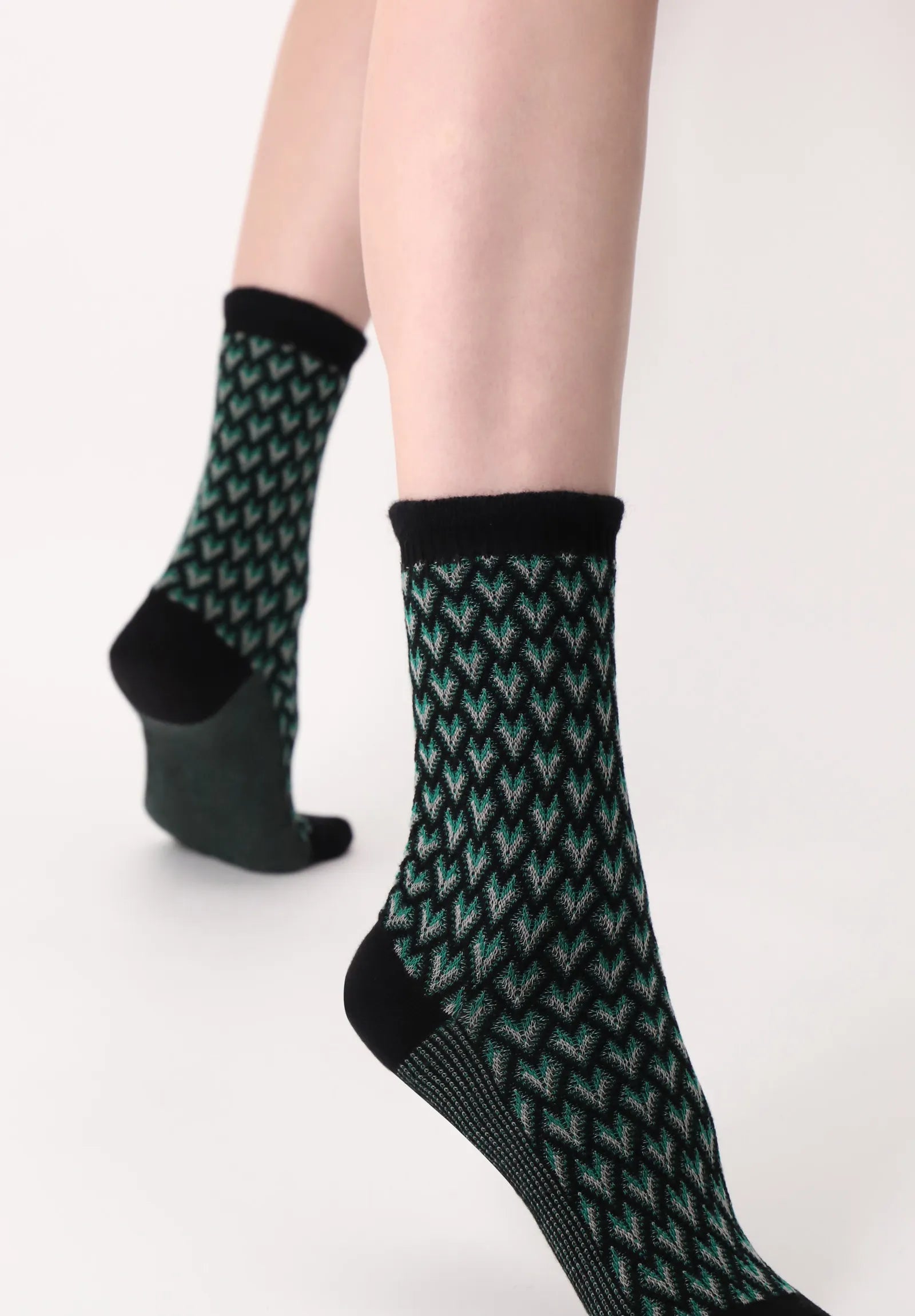 Oroblù Jacquard Deco Calzino - Black cotton mix fashion knitted ankle socks with a three tone jacquard pattern in shades of green and slight ruffled cuff.