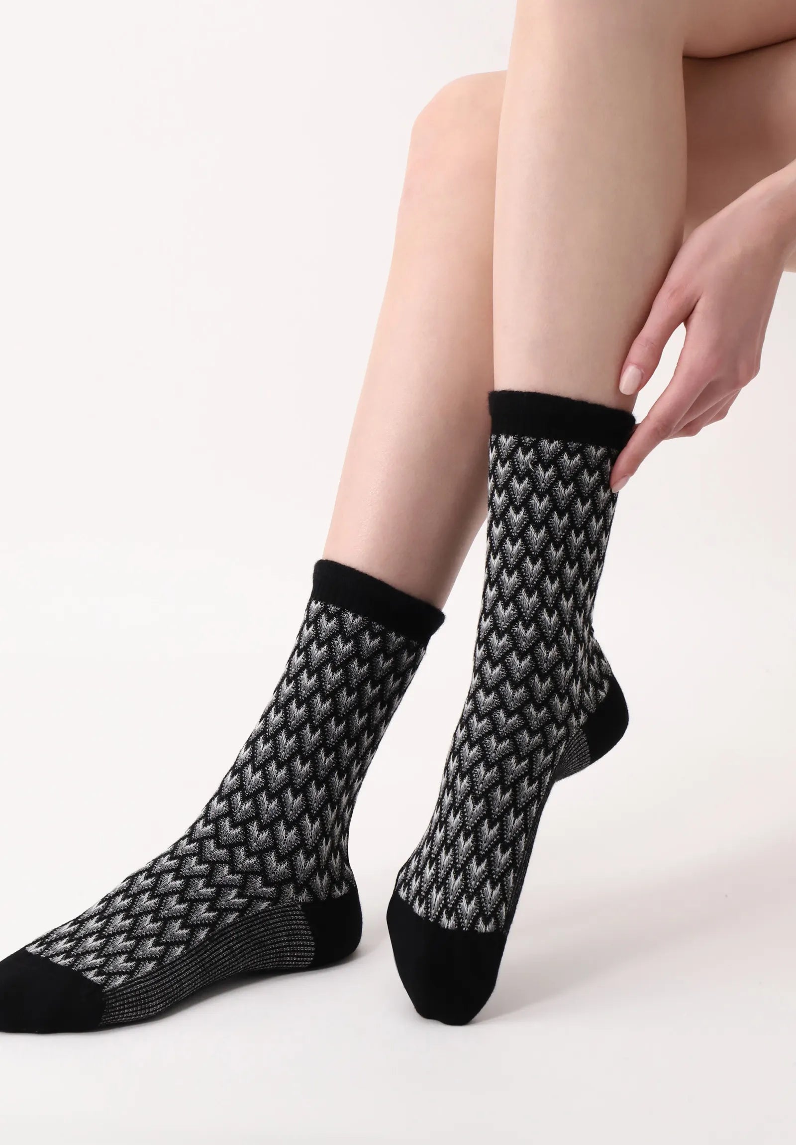 Oroblù Jacquard Deco Ankle Sock - Black cotton mix fashion light knitted ankle socks with a three tone jacquard pattern in shades of grey and slight ruffled cuff.