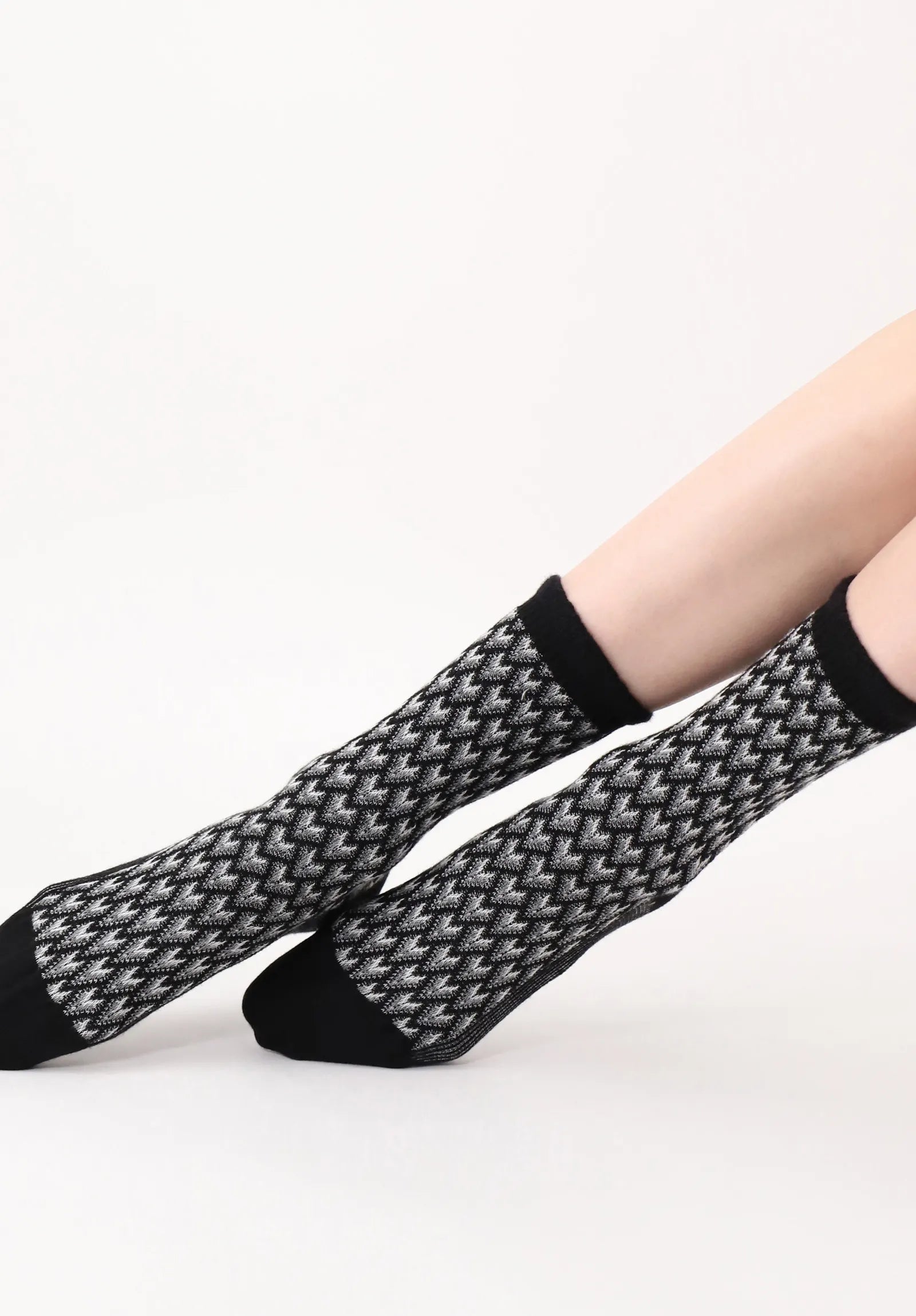 Oroblù Jacquard Deco Sock - Black cotton mix fashion knitted ankle socks with a three tone jacquard pattern in shades of grey and slight ruffled cuff.
