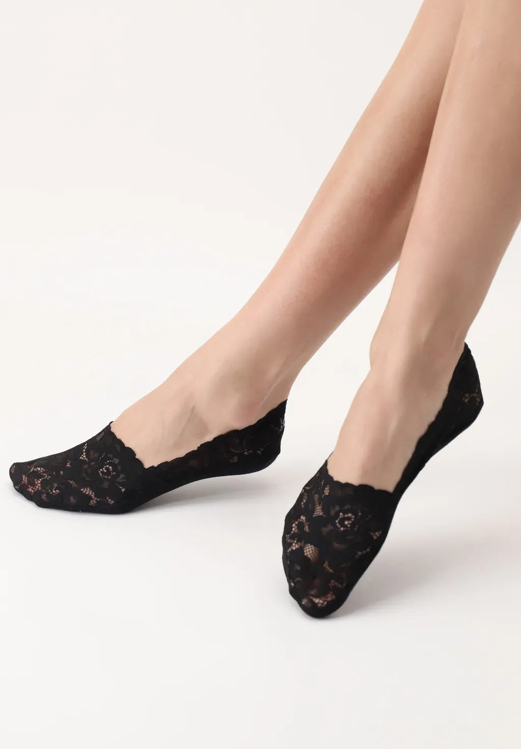Oroblù Lacy No Show Socks - Black floral lace invisible sock made of soft lace with breathable cotton sole and non-slip silicone grip on the heel.