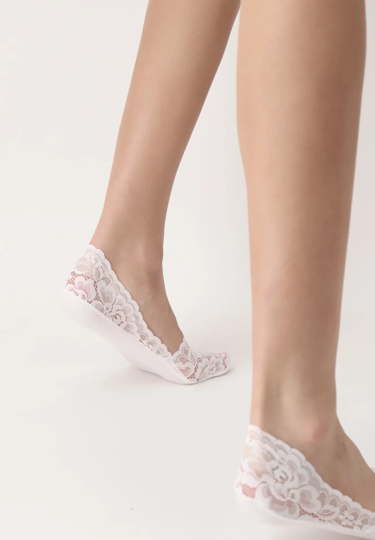Oroblù Lacy No Show Socks - White floral lace invisible sock made of soft lace with breathable cotton sole and non-slip silicone grip on the heel.