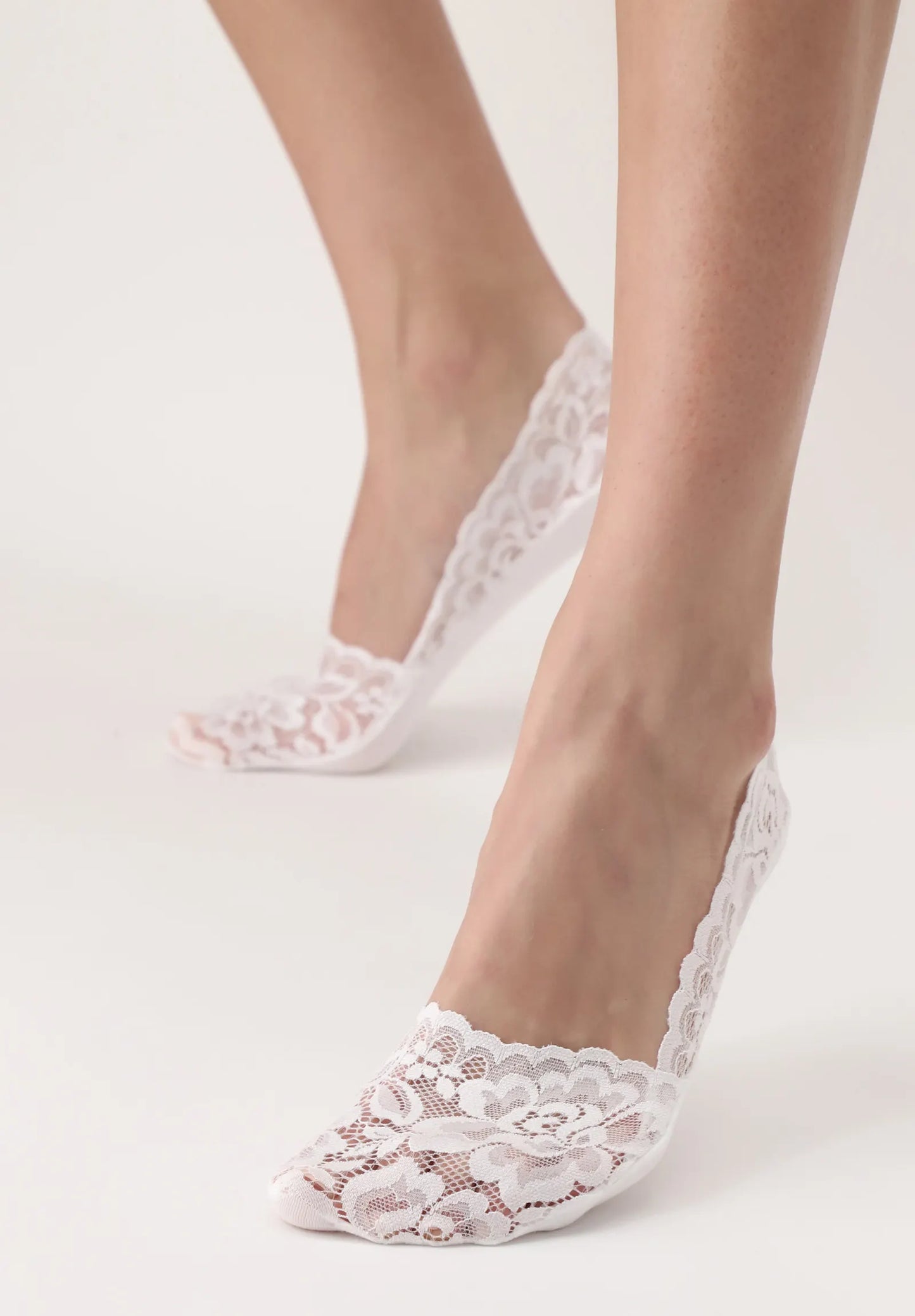 Oroblù Lacy No Show Socks - White floral lace invisible sock made of soft lace with breathable cotton sole and non-slip silicone grip on the heel.