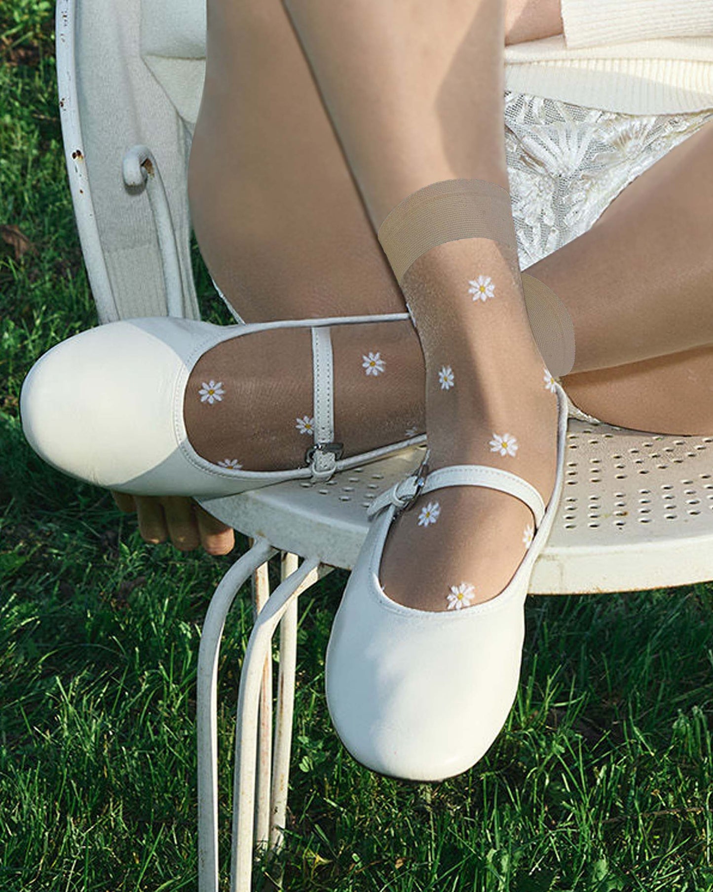 Trasparenze Milliar Calzino - Sheer nude fashion ankle socks with an all over woven pattern of daisy flowers. Worn with a white pumps.