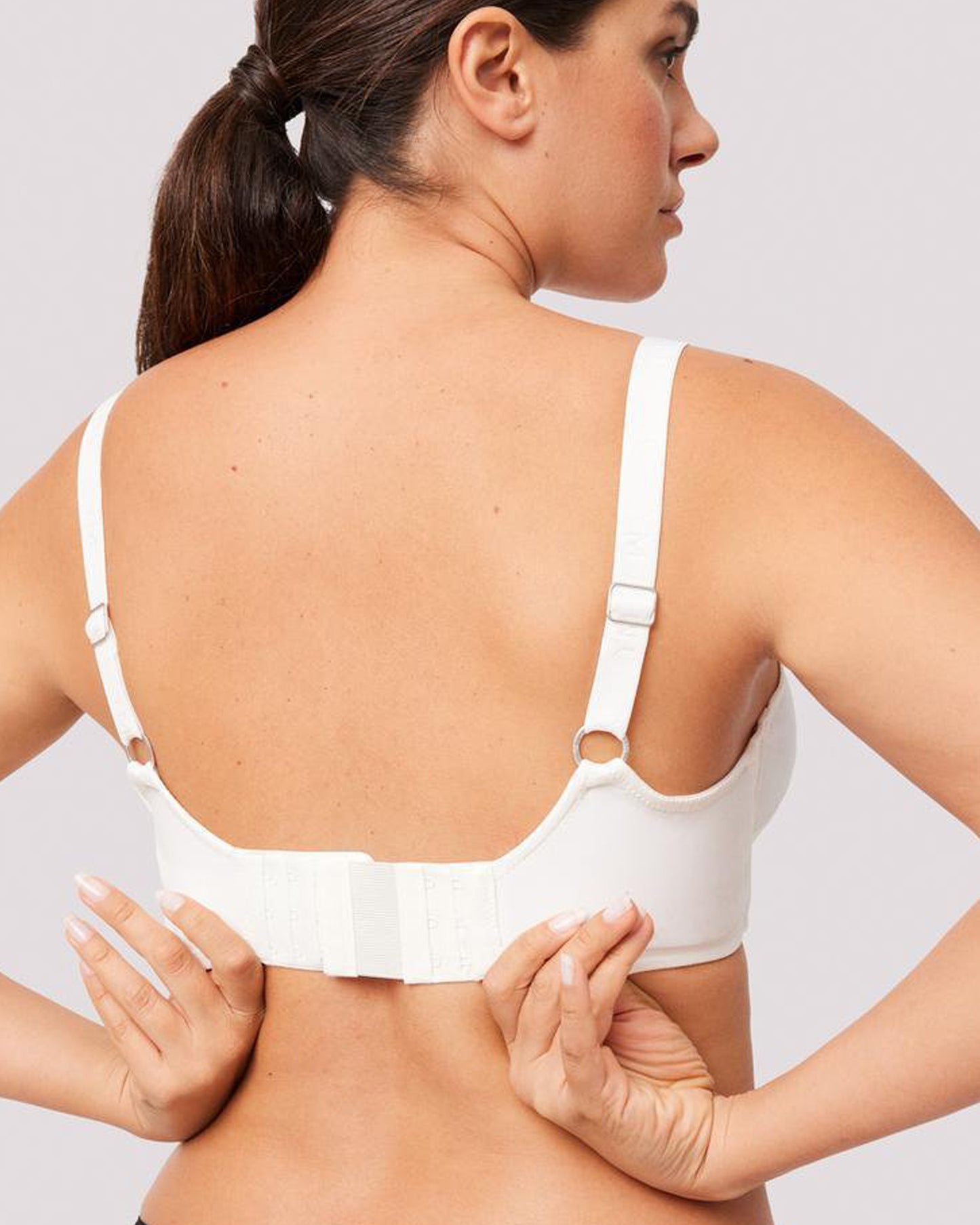 Ysabel Mora 10143 Bra Extender - 3 bra closure extenders with elastic in white. They fit the basic 3 rows of hook-and-eye closures, providing 3 more closing positions so that your bra fits the way you like it.