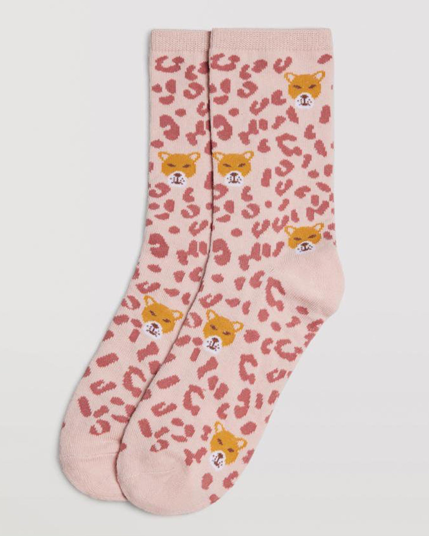 Ysabel Mora 12874 Leopard Sock - Pale light pink cotton crew socks with an all over leopard print pattern in a darker shade of pink and a yellow leopard face, shaped heel, flat toe seam and plain elasticated cuff.