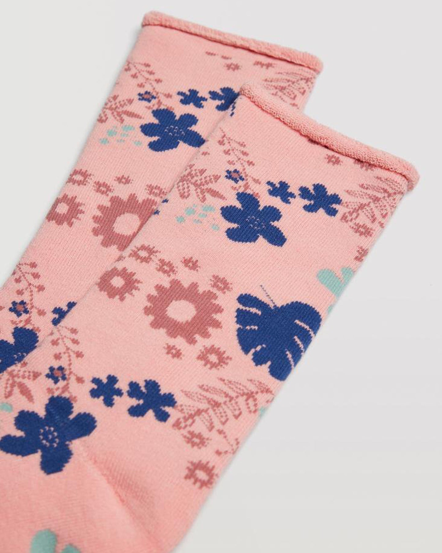 Ysabel Mora 12886 Flower Thermal Socks - Terry lined warm pale pink cotton thermal socks with a floral and leaf pattern in terracotta pink and navy blue, shaped heel and no cuff comfort top.