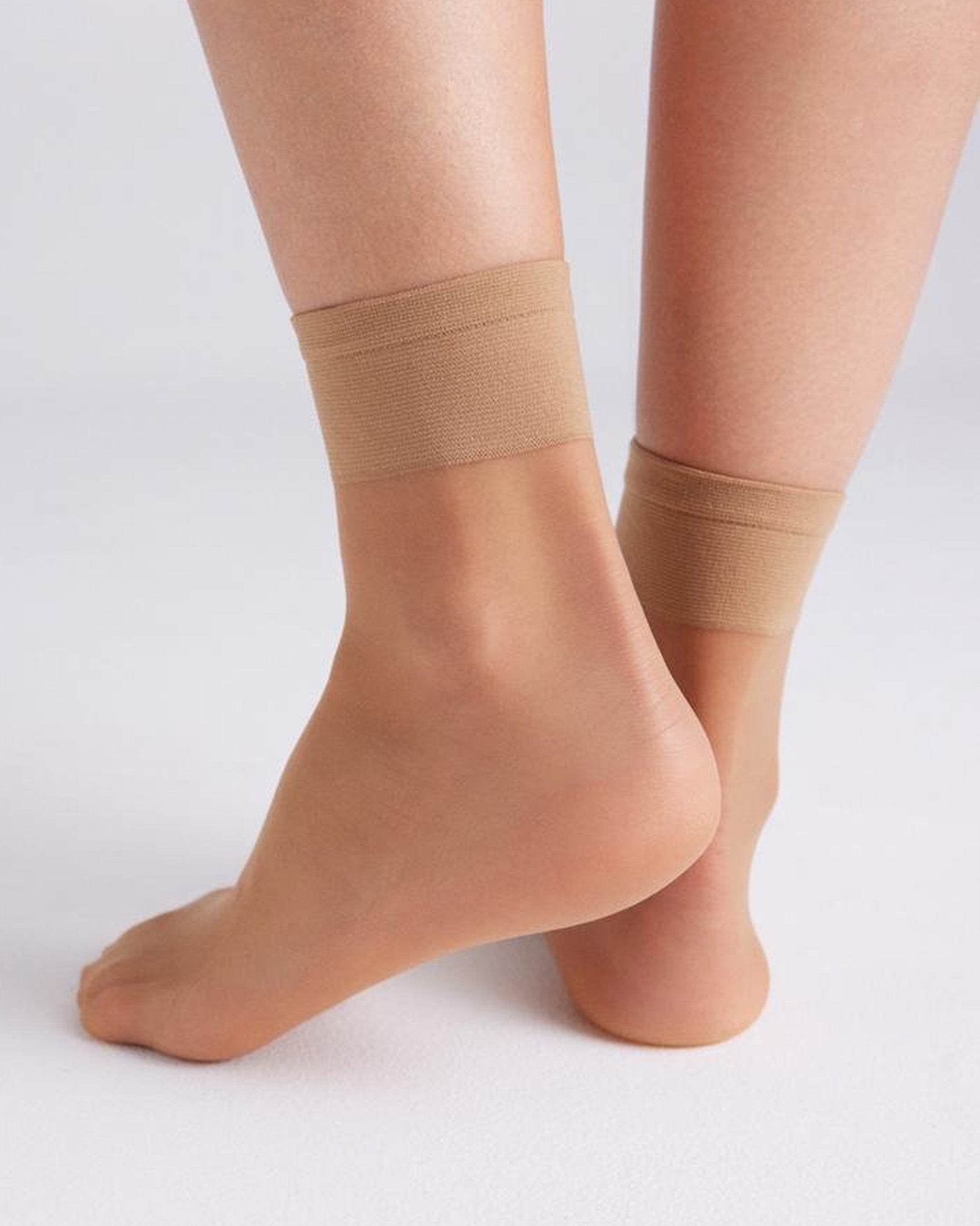 Ysabel Mora - 15156 Tobillero 10 Den - classic sheer tan ankle socks. Back view.