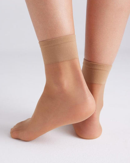 Ysabel Mora - 15156 Tobillero 10 Den - classic sheer tan ankle socks. Back view.