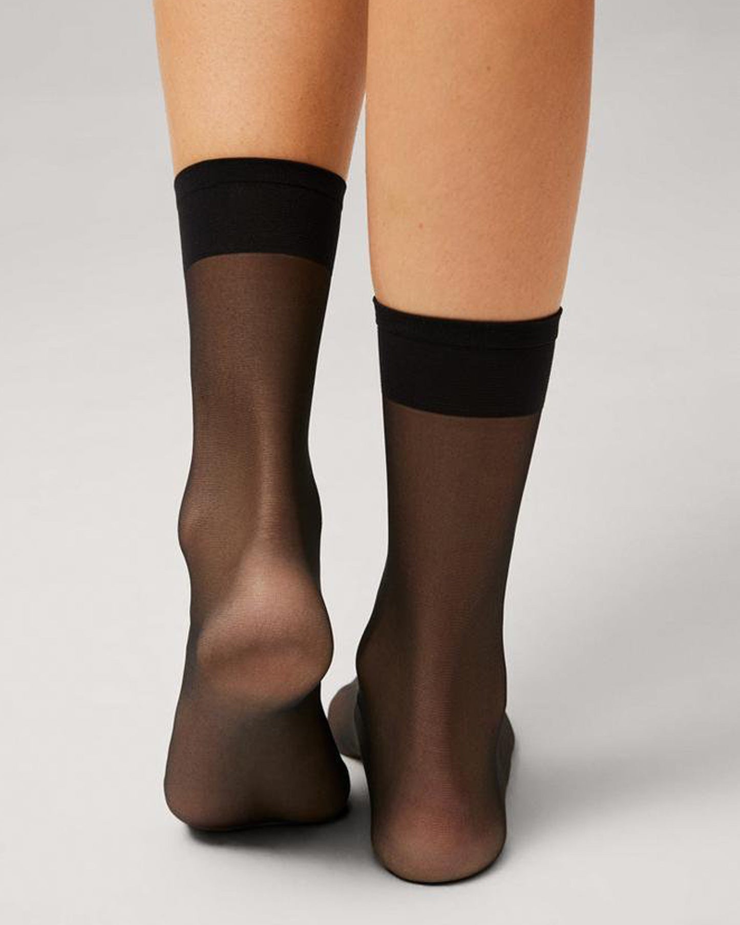 Ysabel Mora 18115 Tobillero 3/4 Sock - Sheer black calf length sock with invisible toe and deep anti-pressure comfort cuff.