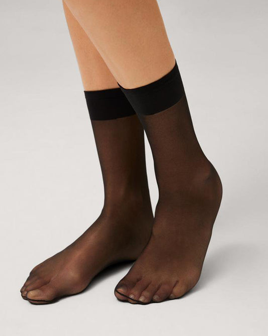 Ysabel Mora 18115 Tobillero 3/4 Sock - Sheer black calf length sock with invisible toe and deep anti-pressure comfort cuff.