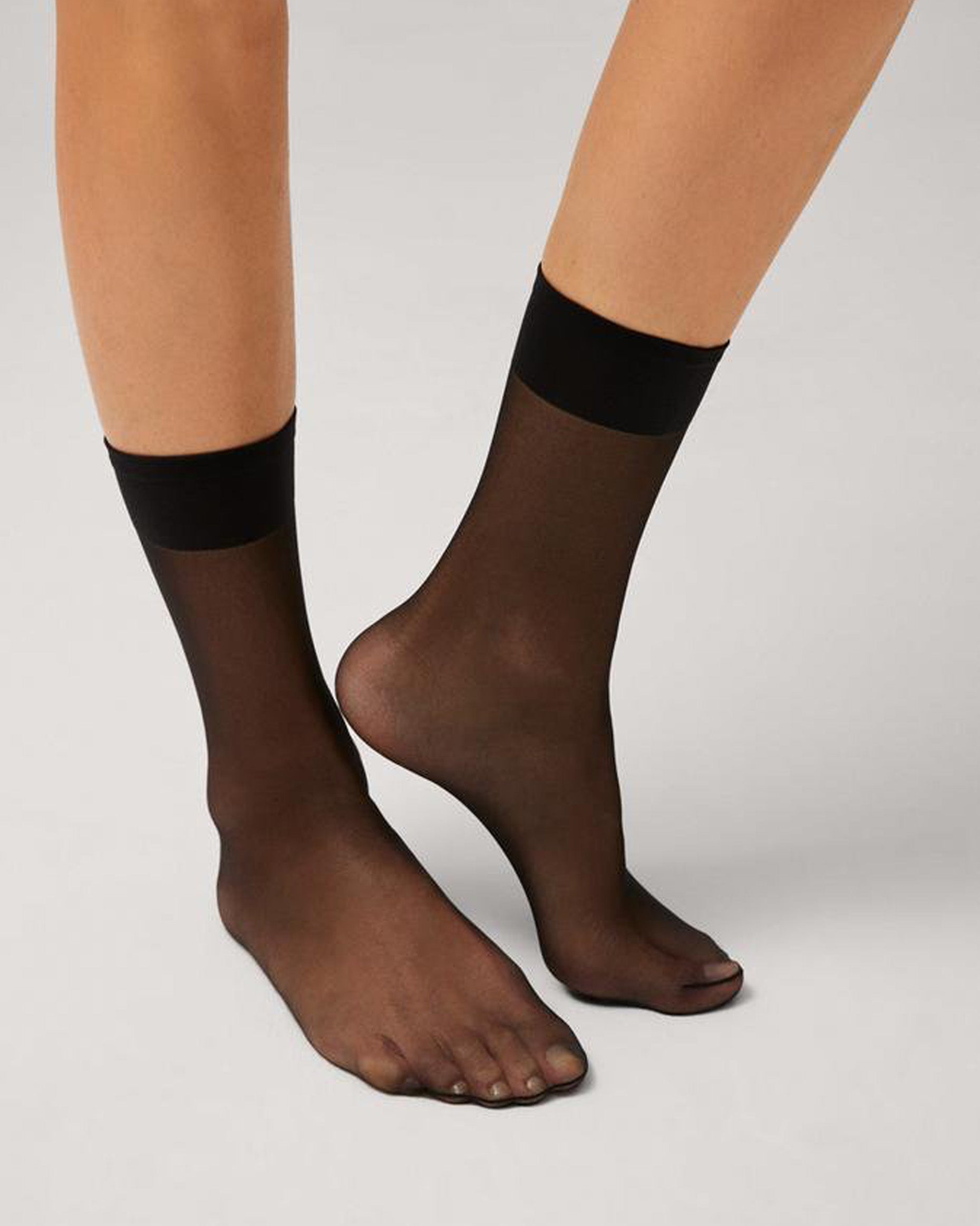 Ysabel Mora 18115 Tobillero 3/4 Sock - Sheer black calf length sock with invisible toe and deep anti-pressure comfort cuff.