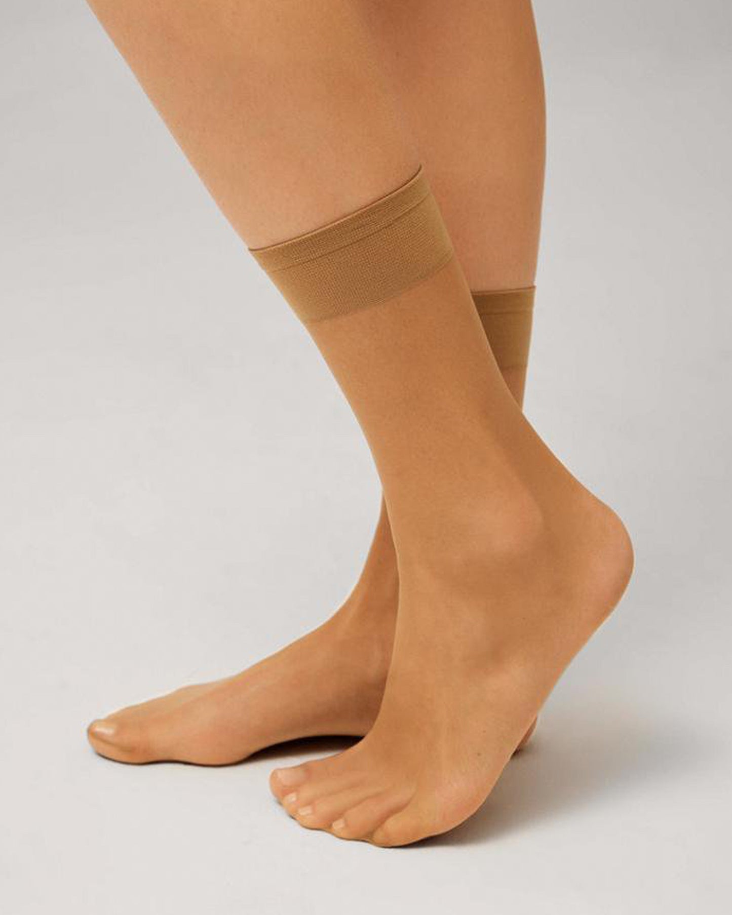 Ysabel Mora 18115 Tobillero 3/4 Sock - Sheer natural tan calf length sock with invisible toe and deep anti-pressure comfort cuff.
