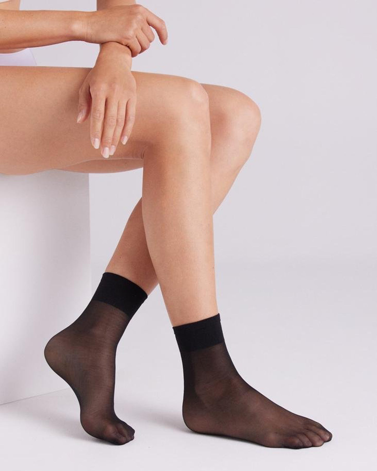 Ysabel Mora - 18120 Tobillero 15 - Black classic sheer ankle socks with deep elasticated cuff.