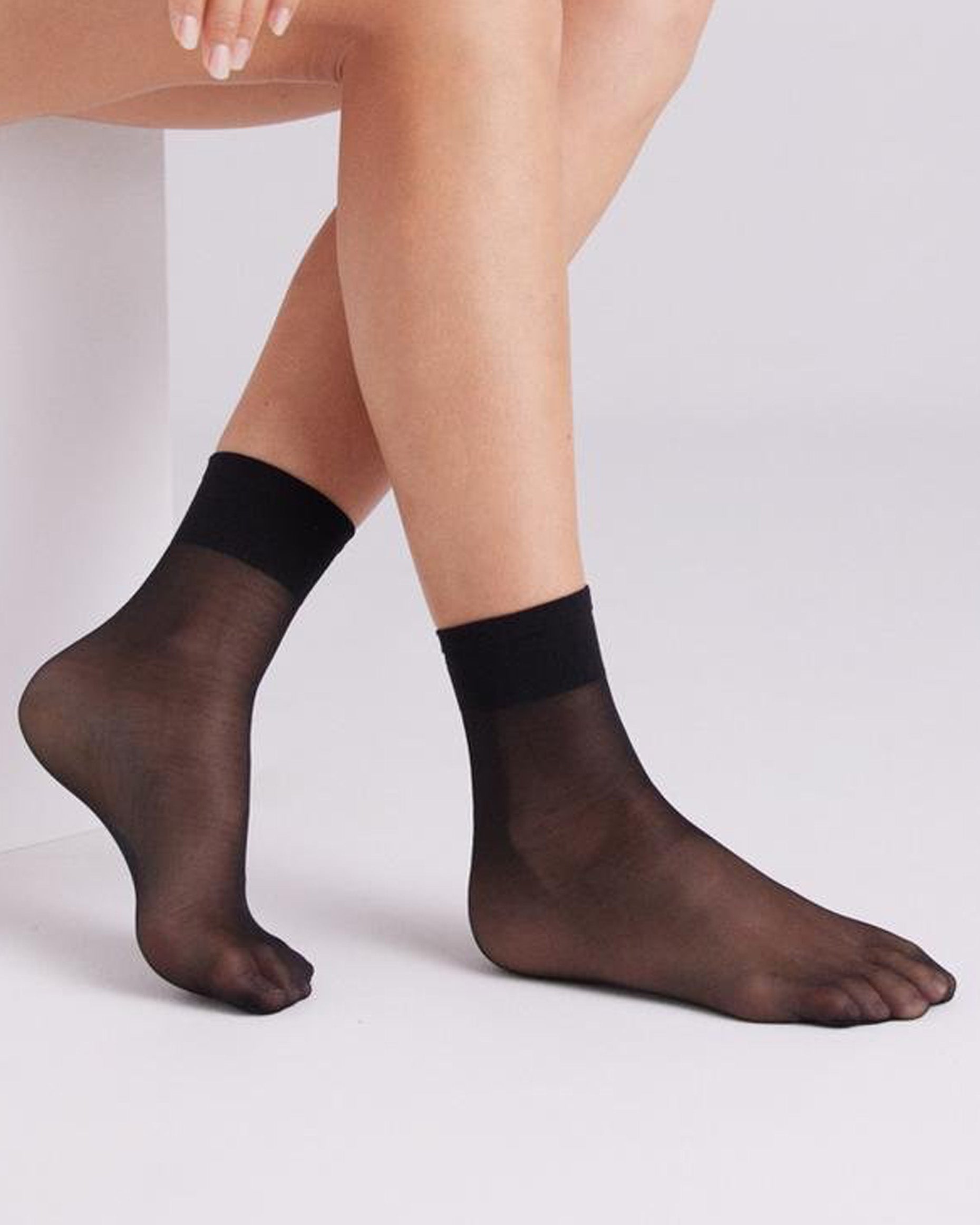 Ysabel Mora - 18120 Tobillero 15 - Black classic sheer ankle socks with deep elasticated cuff.
