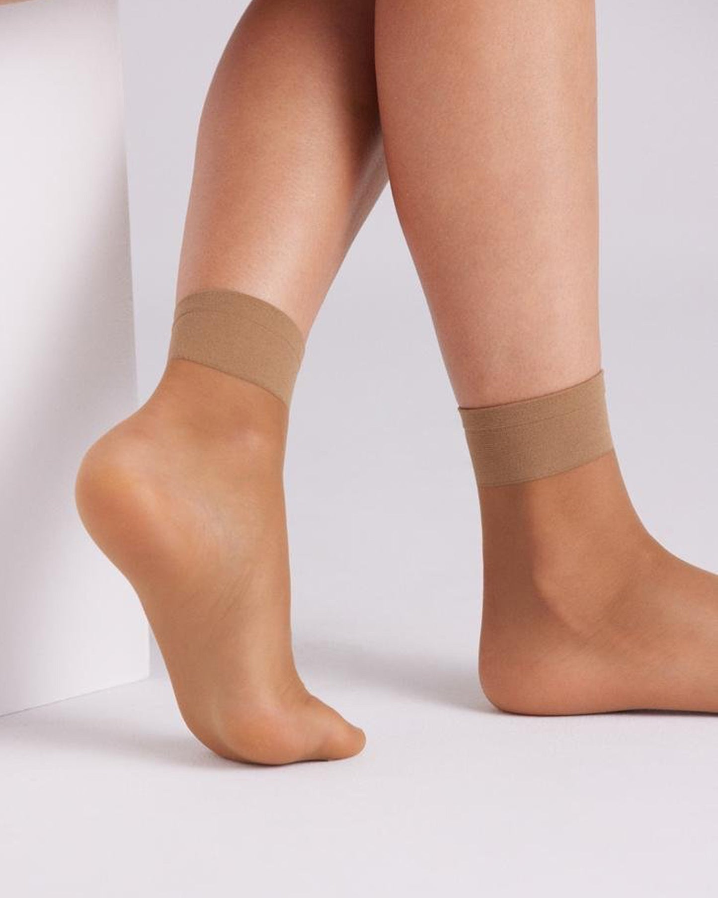 Ysabel Mora - 18120 Tobillero 15 - Beige/tan classic sheer ankle socks with deep elasticated cuff.