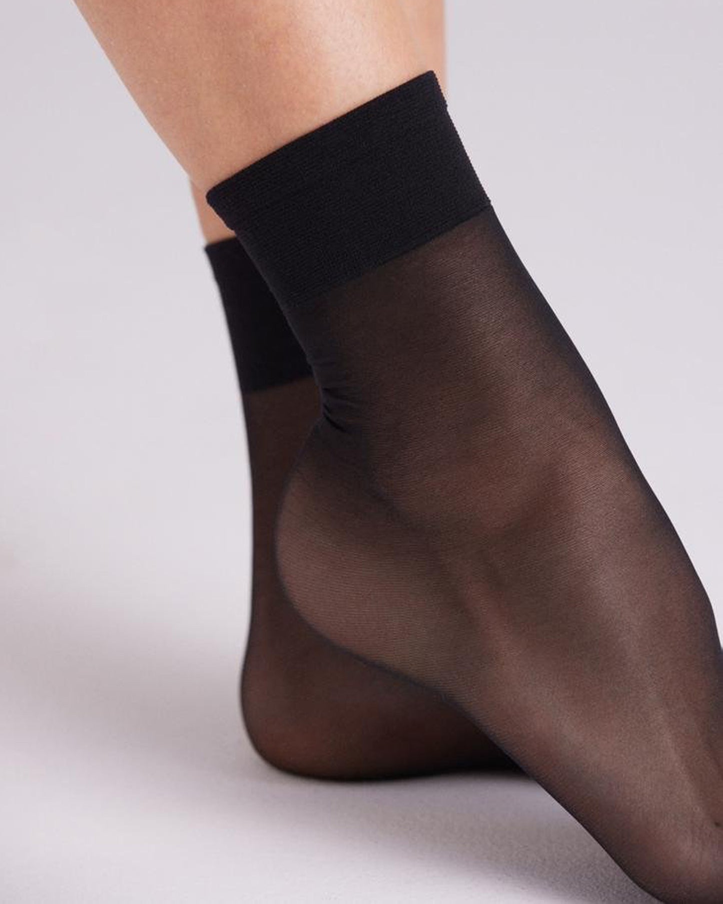 Ysabel Mora - 18120 Tobillero 15 - Black classic sheer ankle socks with deep elasticated cuff.