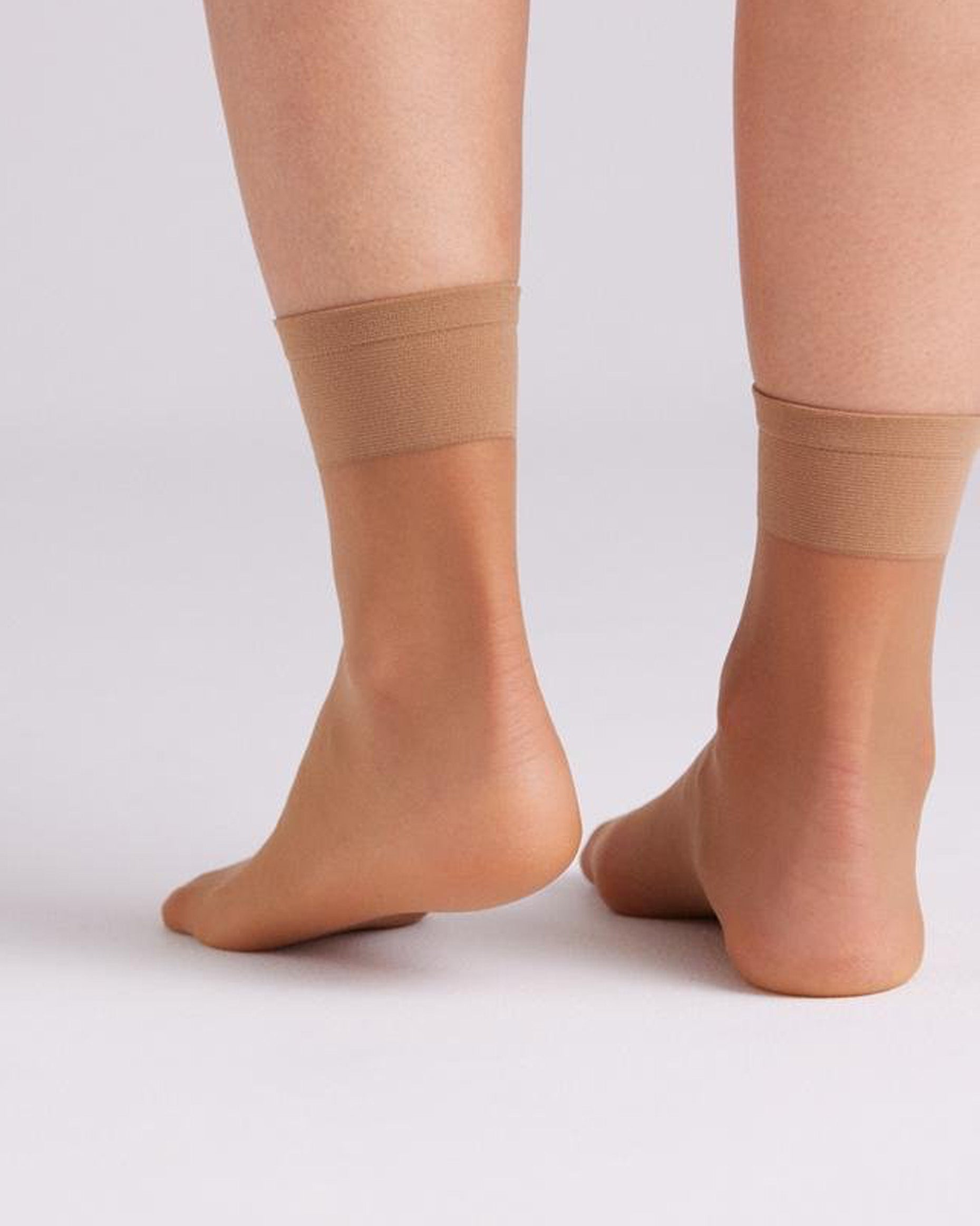 Ysabel Mora - 18120 Tobillero 15 - Beige/tan classic sheer ankle socks with deep elasticated cuff. Back view.