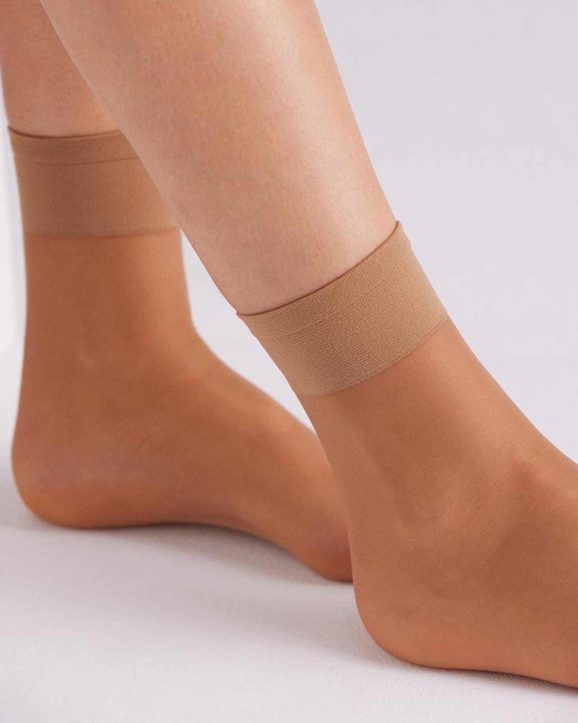 Ysabel Mora - 18120 Tobillero 15 - Beige/tan classic sheer ankle socks with deep elasticated cuff.