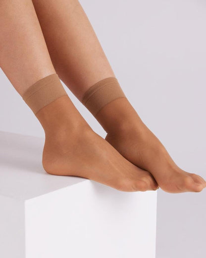 Ysabel Mora - 18120 Tobillero 15 - Beige/tan classic sheer ankle socks with deep elasticated cuff.