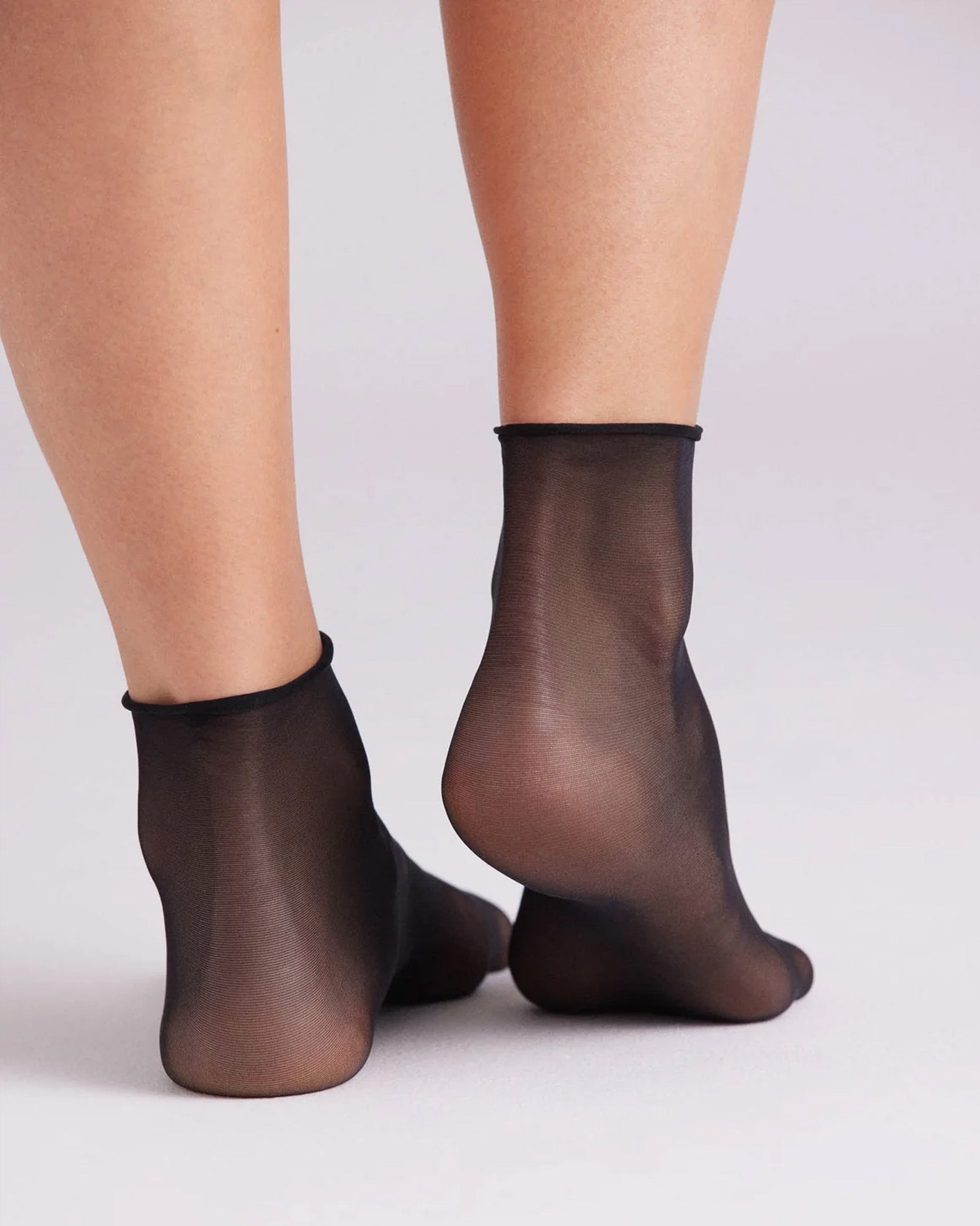 Ysabel Mora 18123 No Cuff Socks - Sheer black ankle socks with a soft roll top, perfect for those that suffer from swollen ankles as there is no elasticated cuff. Back view.