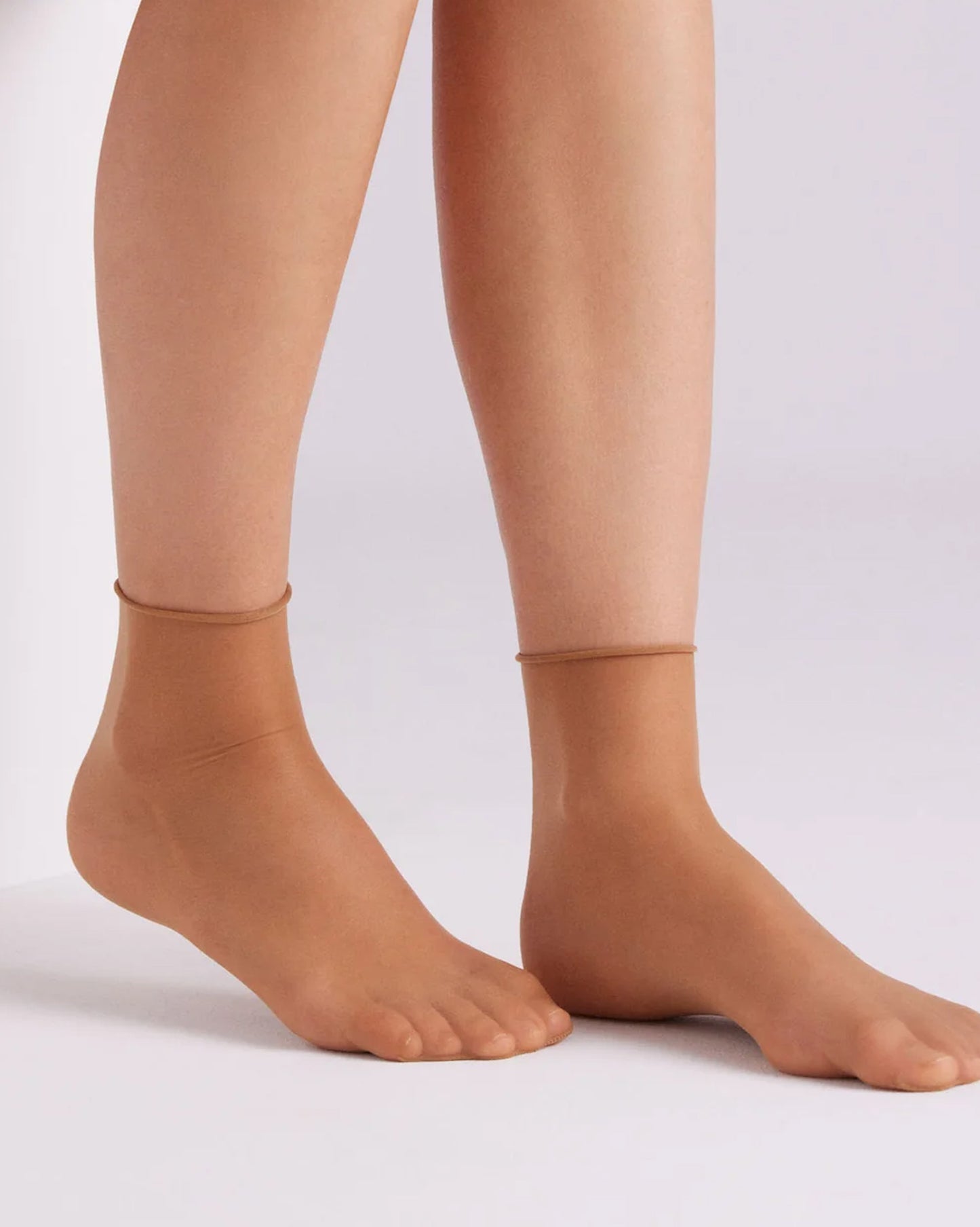Ysabel Mora 18123 No Cuff Socks - Sheer natural tan ankle socks with a soft roll top, perfect for those that suffer from swollen ankles as there is no elasticated cuff. Side view.