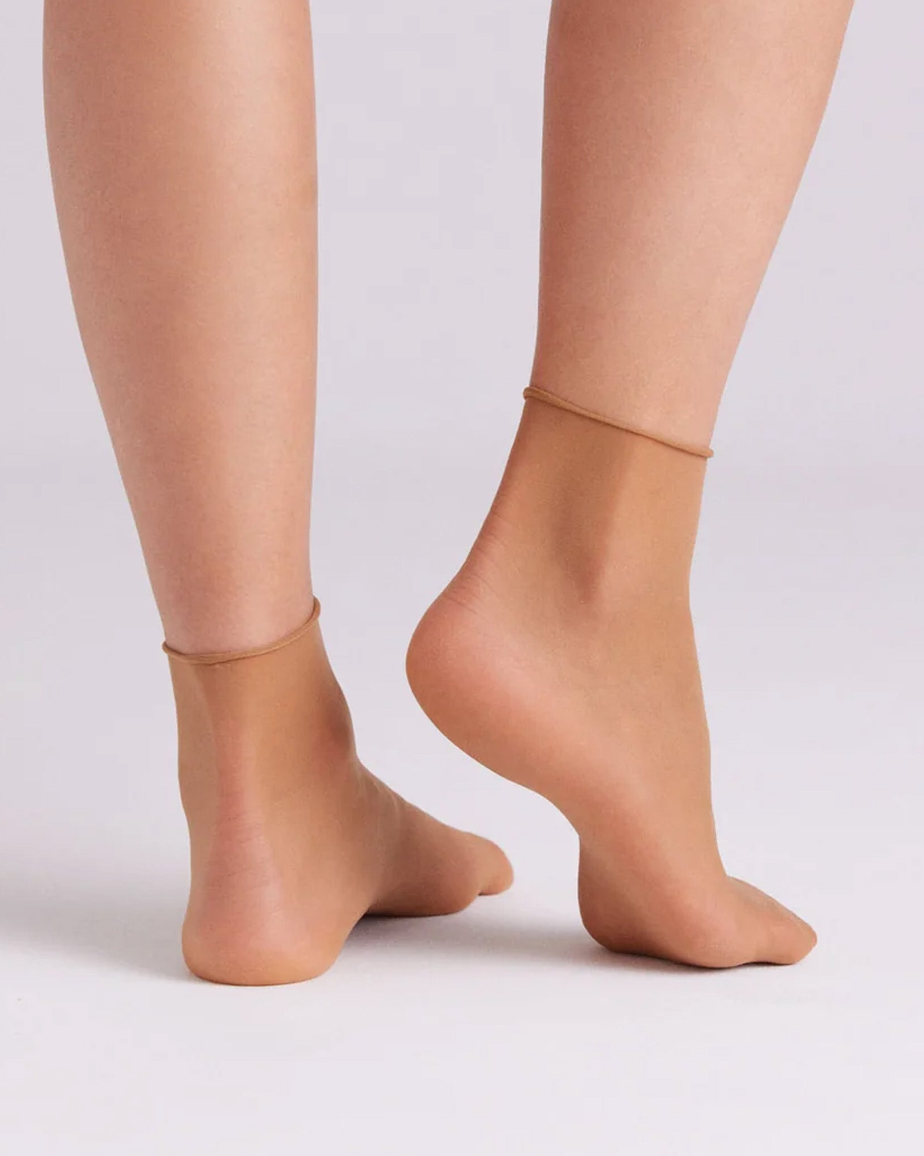 Ysabel Mora 18123 No Cuff Socks - Sheer natural tan ankle socks with a soft roll top, perfect for those that suffer from swollen ankles as there is no elasticated cuff. Back view.