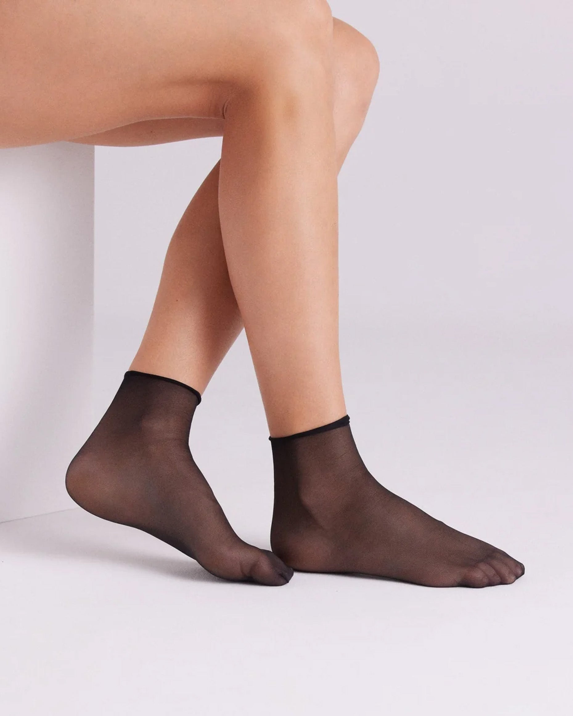 Ysabel Mora 18123 No Cuff Socks - Sheer black ankle socks with a soft roll top, perfect for those that suffer from swollen ankles as there is no elasticated cuff. Side view.