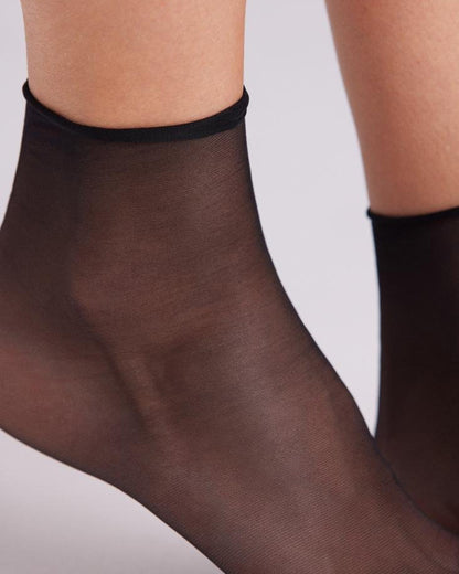 Ysabel Mora: 18123 Tobillero 10 Sin Puno - 10 denier sheer black no cuff ankle socks, close up detail.