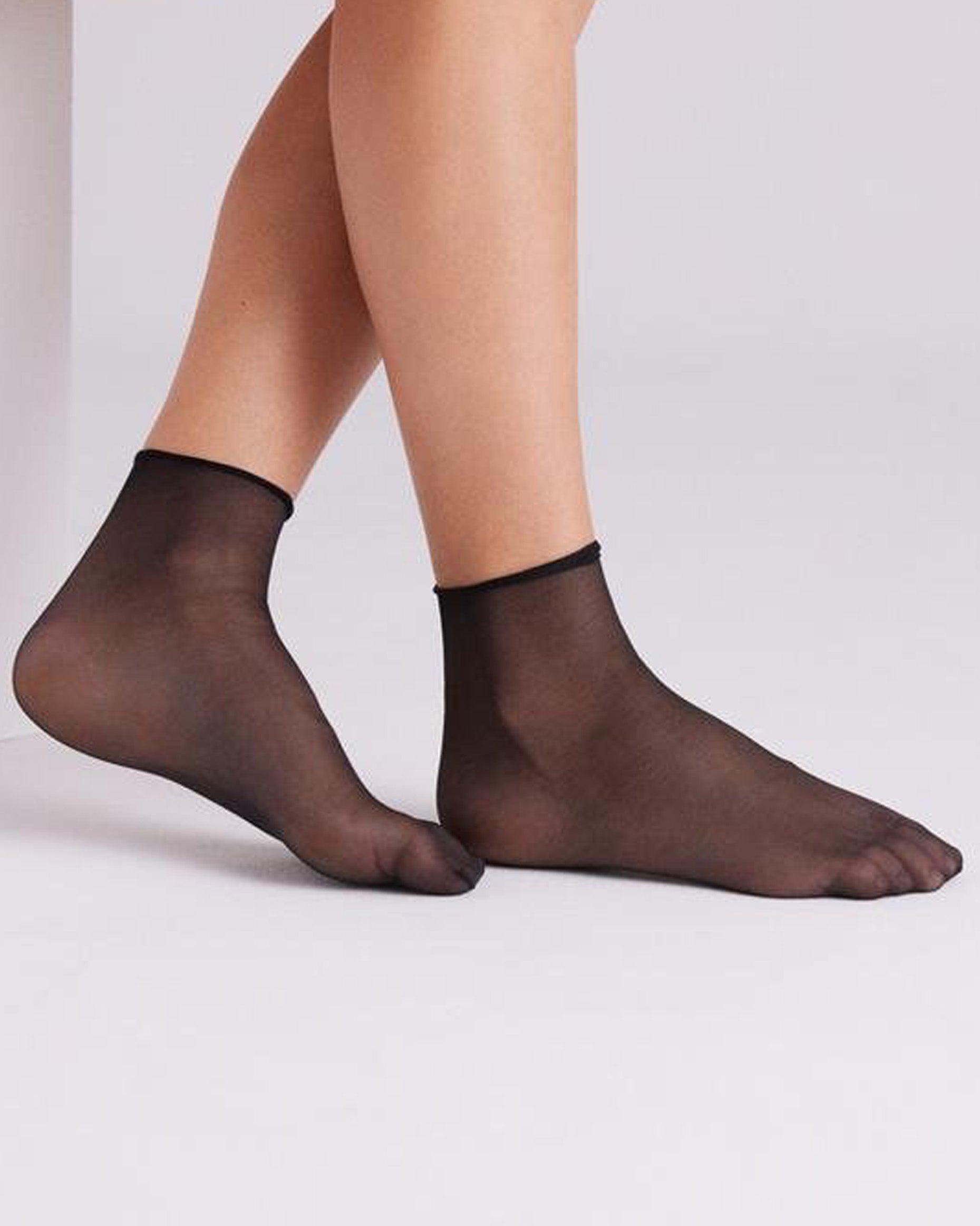 Ysabel Mora: 18123 Tobillero 10 Sin Puno - 10 denier sheer black no cuff ankle socks, side view.