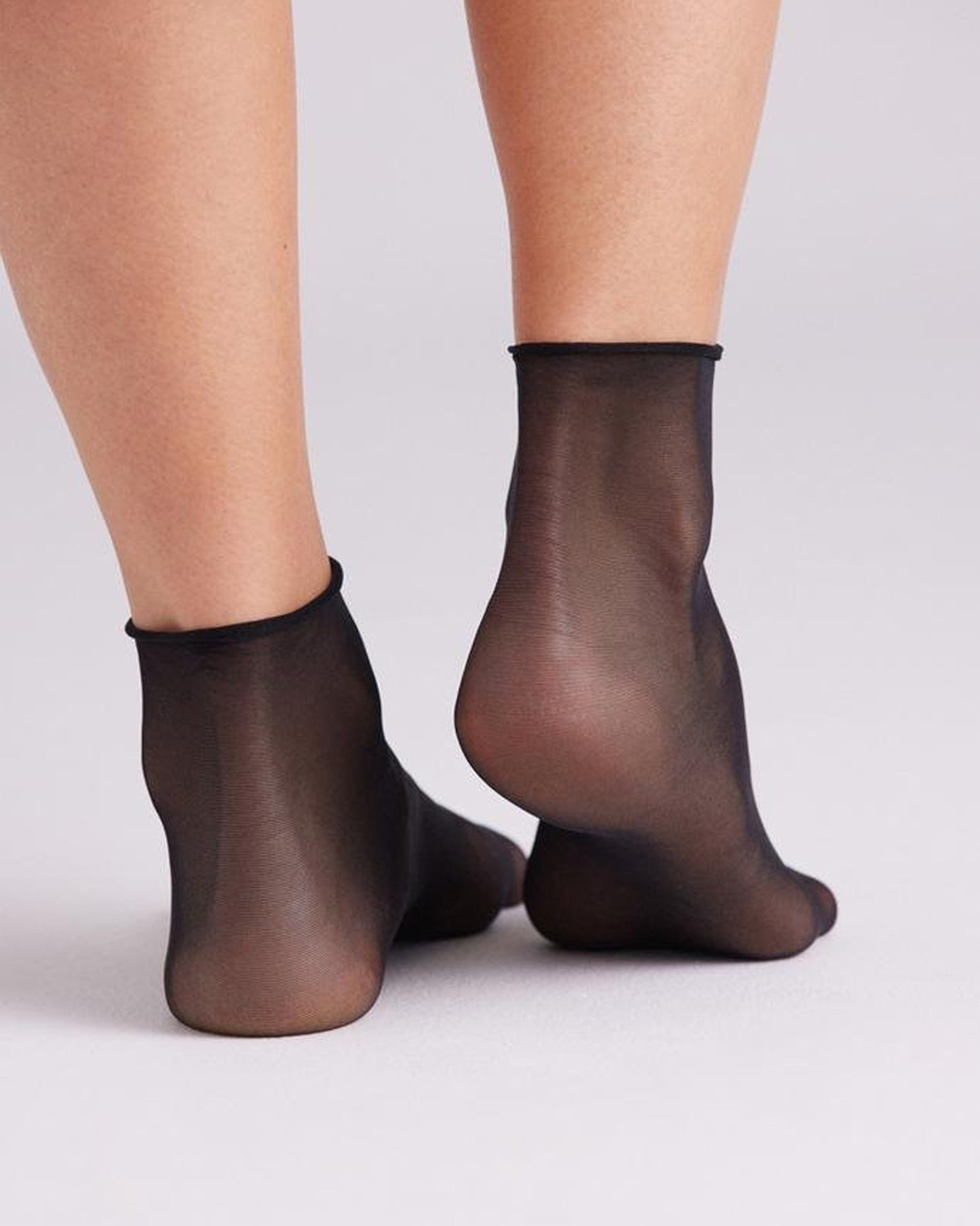 Ysabel Mora: 18123 Tobillero 10 Sin Puno - 10 denier sheer black no cuff ankle socks, back view.
