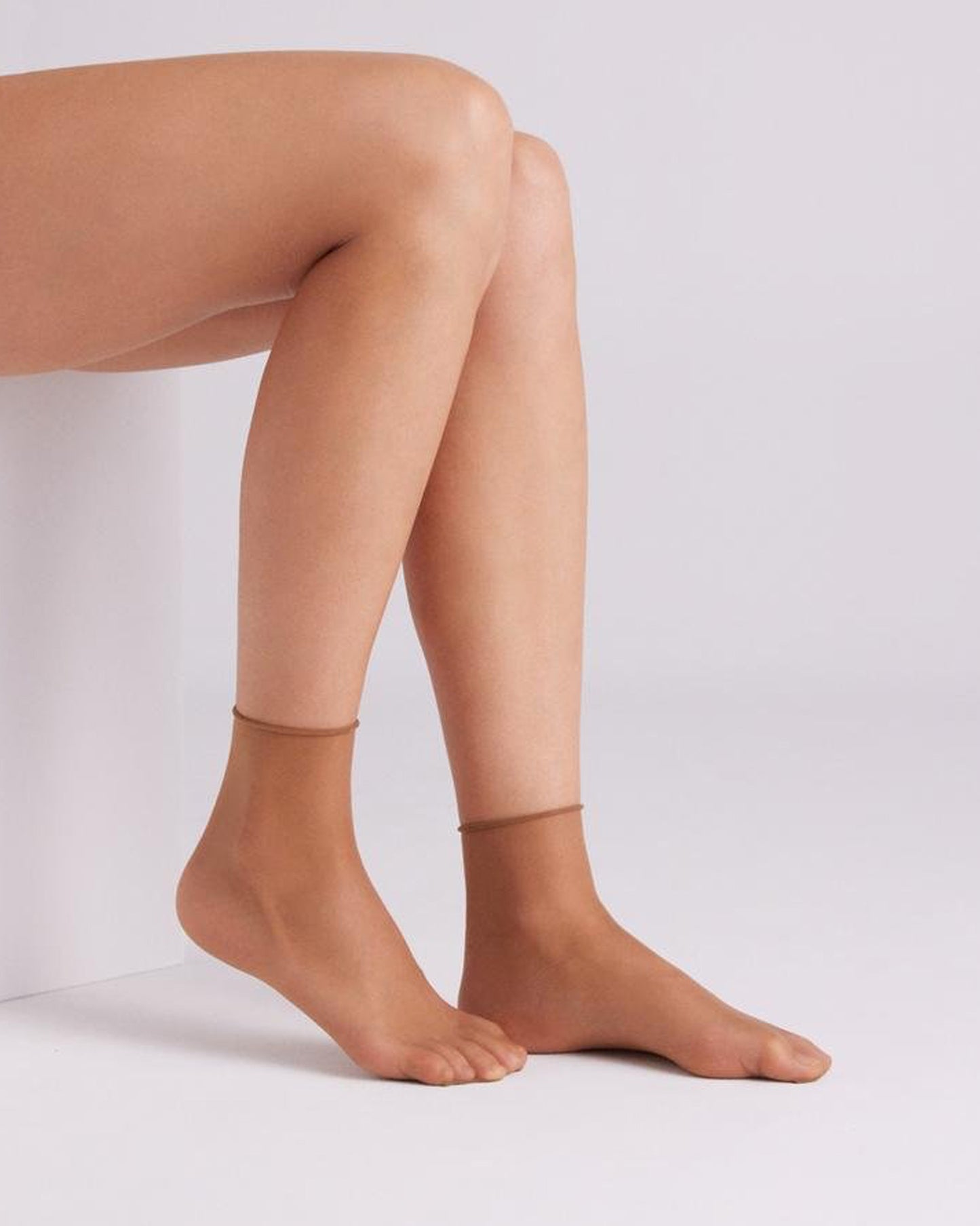 Ysabel Mora: 18123 Tobillero 10 Sin Puno - 10 denier sheer tan no cuff ankle socks.