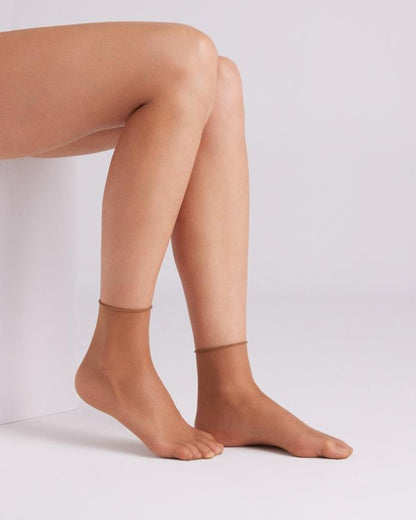 Ysabel Mora: 18123 Tobillero 10 Sin Puno - 10 denier sheer tan no cuff ankle socks.