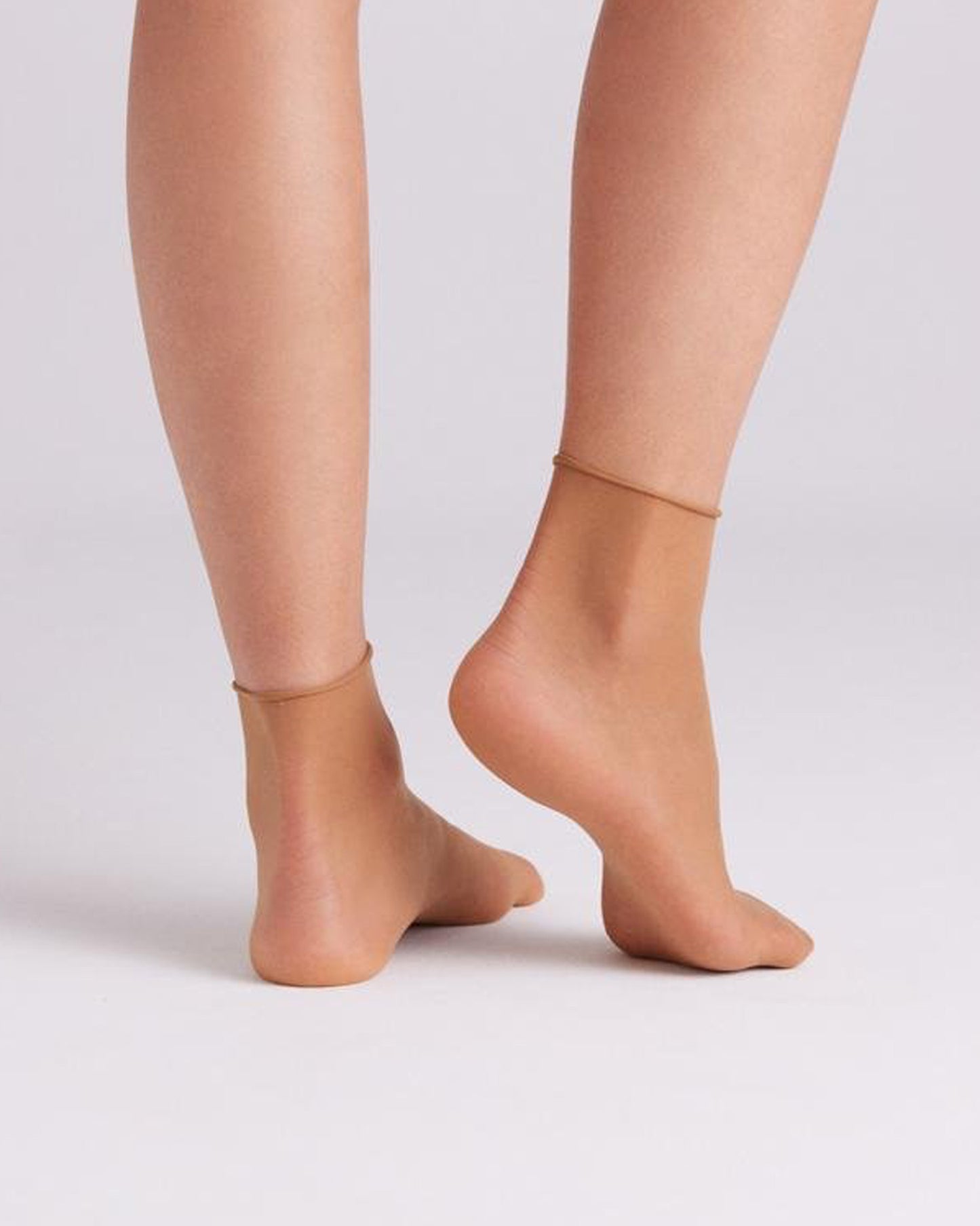 Ysabel Mora: 18123 Tobillero 10 Sin Puno - 10 denier sheer tan no cuff ankle socks, back view.