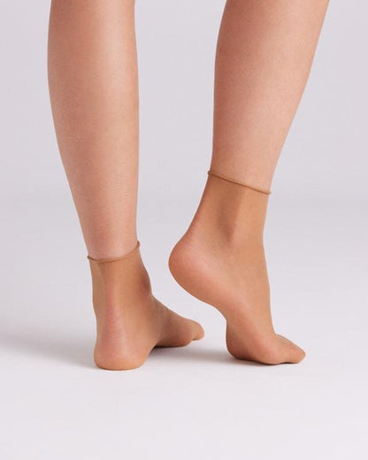 Ysabel Mora: 18123 Tobillero 10 Sin Puno - 10 denier sheer tan no cuff ankle socks, back view.