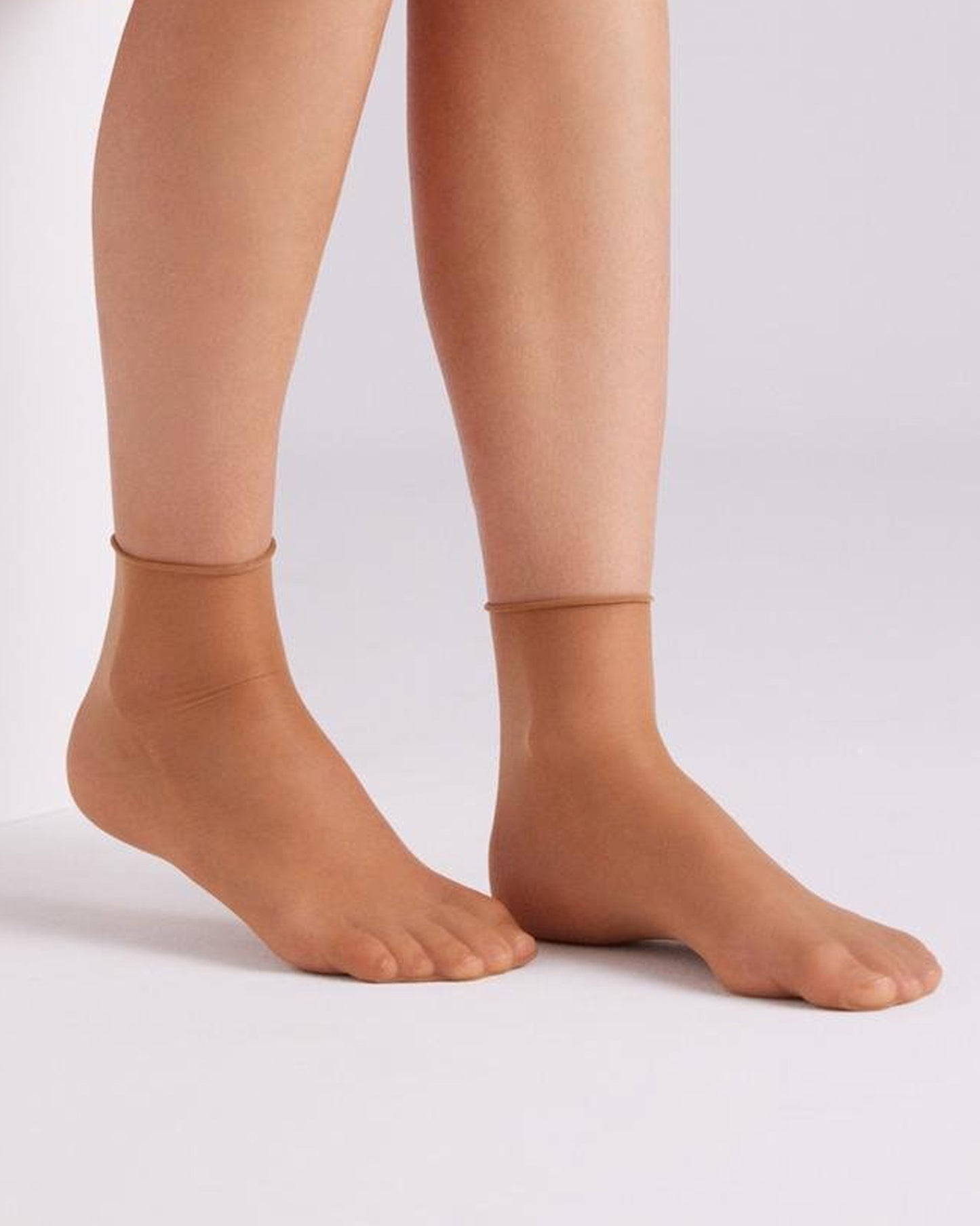 Ysabel Mora: 18123 Tobillero 10 Sin Puno - 10 denier sheer tan no cuff ankle socks.