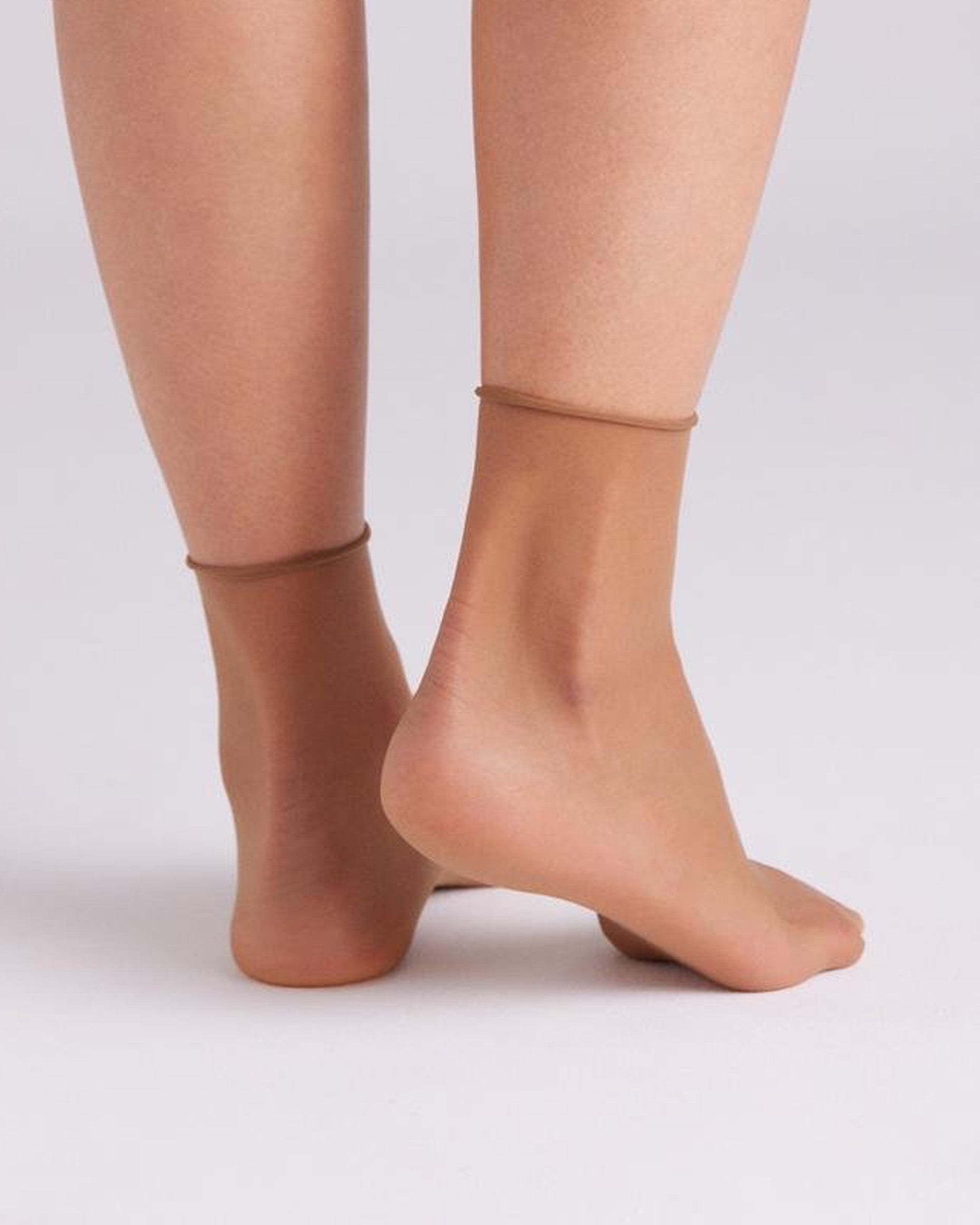 Ysabel Mora: 18123 Tobillero 10 Sin Puno - 10 denier sheer tan no cuff ankle socks, back view.