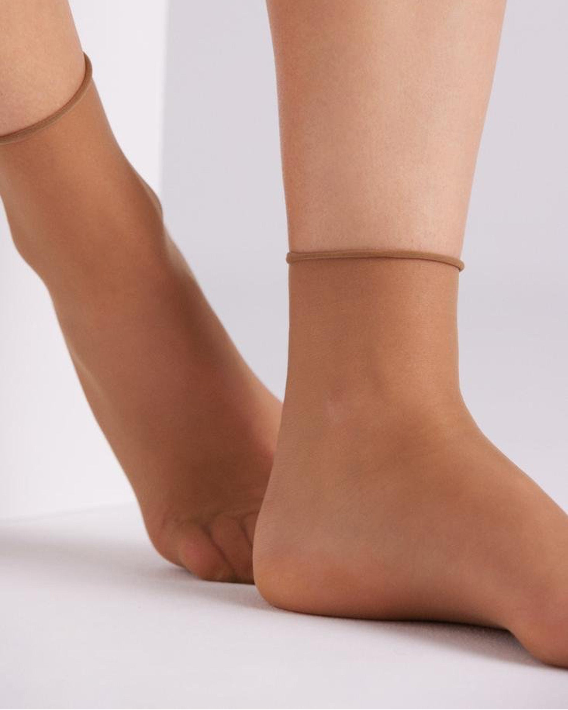 Ysabel Mora: 18123 Tobillero 10 Sin Puno - 10 denier sheer tan no cuff ankle socks, close up detail.