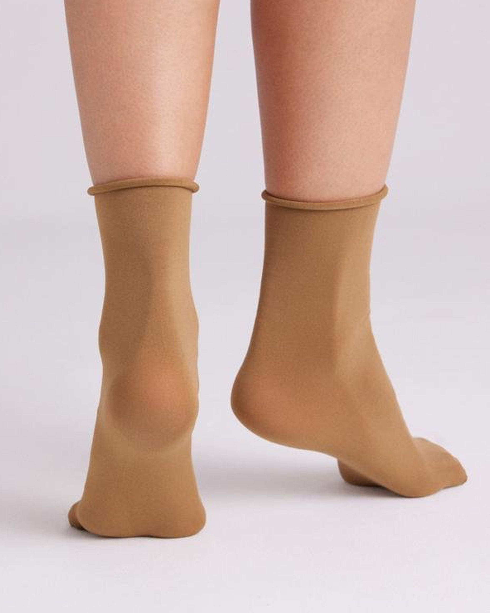 Ysabel Mora - 18124 Tobillero Sin Puno - Camel/beige 70 denier matte opaque no cuff ankle socks. Back view.