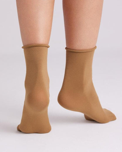 Ysabel Mora - 18124 Tobillero Sin Puno - Camel/beige 70 denier matte opaque no cuff ankle socks. Back view.