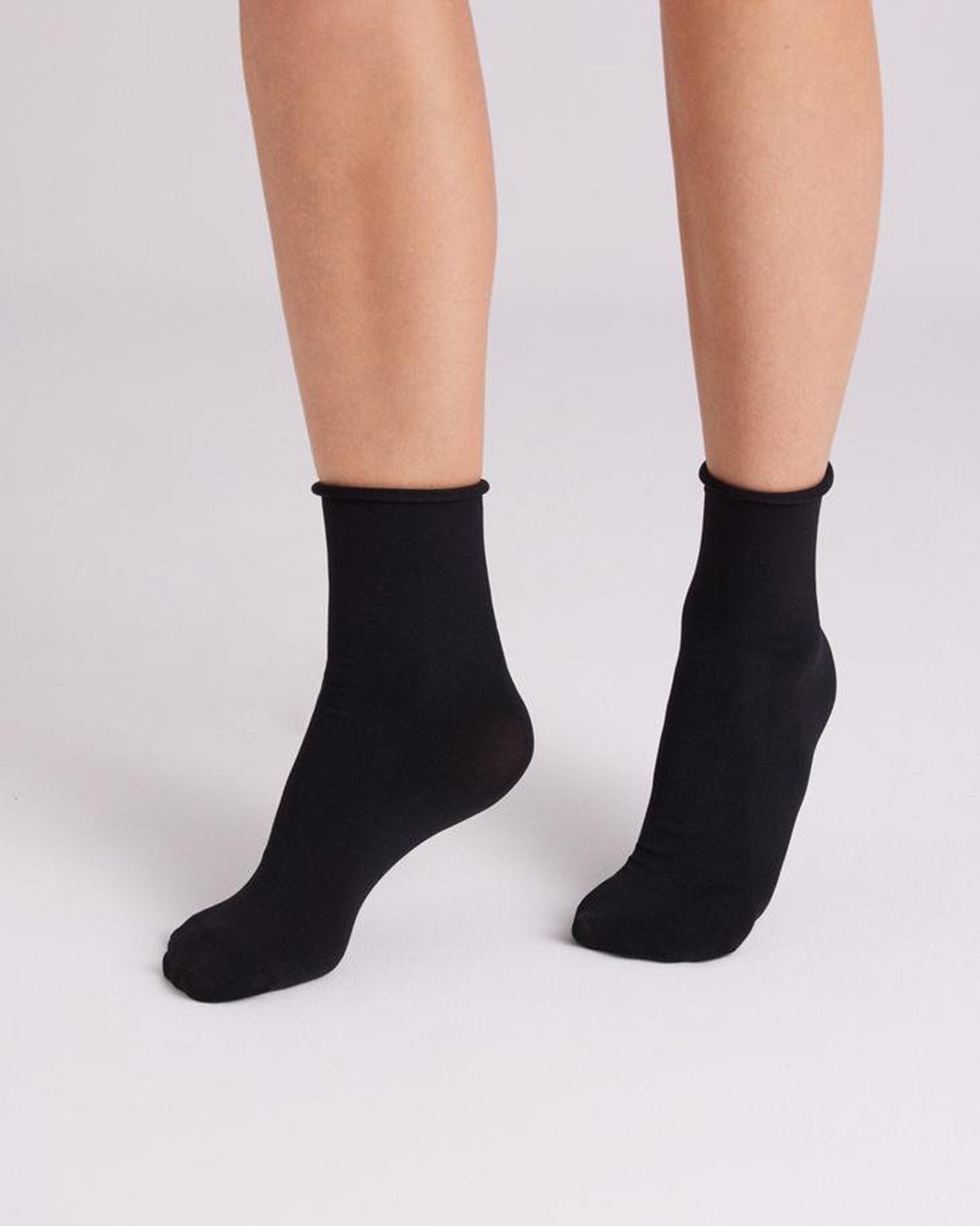 Ysabel Mora - 18124 Tobillero Sin Puno - Black 70 denier matte opaque no cuff ankle socks.