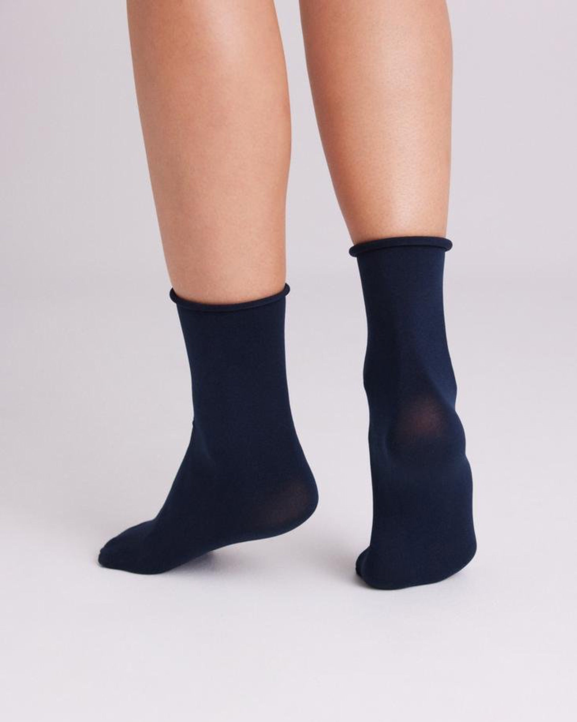 Ysabel Mora - 18124 Tobillero Sin Puno - Navy blue 70 denier matte opaque no cuff ankle socks. Back view.