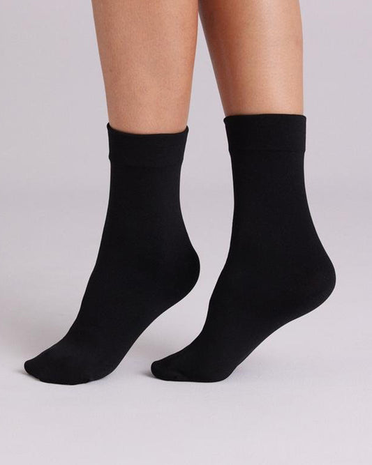 Ysabel Mora - 18841 Thermal Ankle socks. Black fleece lined socks perfect for the cold Winter weather. Side view.