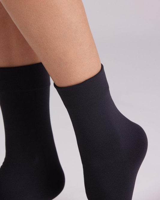 Ysabel Mora - 18841 Thermal Ankle socks. Black fleece lined socks perfect for the cold Winter weather. Close up detail of cuff.