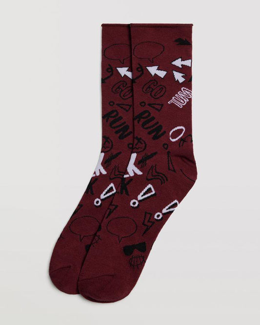 Ysabel Mora 22878 Arrows Sock - Wine cotton mix crew length no cuff ankle socks with a comic book style text and symbols in black and white featuring the words "run" and "go", arrows, exclamation marks, speech bubbles and doodles.