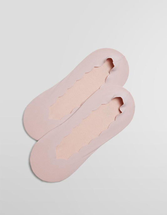 Ysabel Mora 12854 Scalloped Liners - Light ribbed pale pastel blush pink microfibre shoe liner invisible socks with scalloped edge and anti-slip silicone grip on heel.