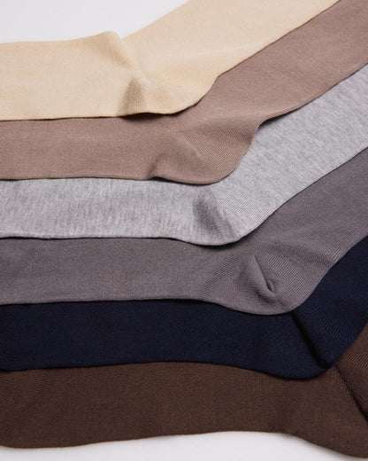 Ysabel Mora Bambu Sin Puno - layers of socks in beige, light bron, light grey, taupe grey, navy and brown