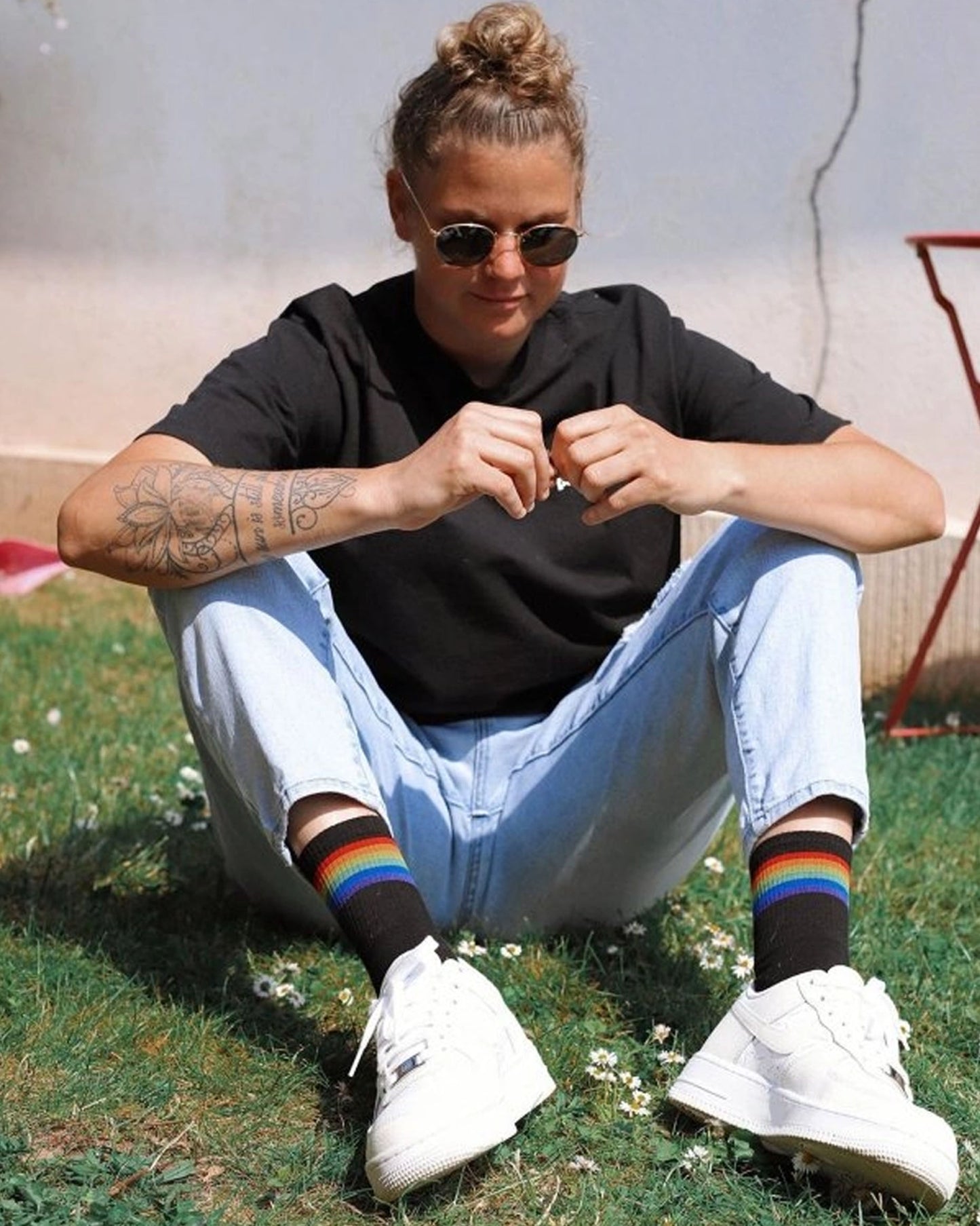 Calzitaly Rainbow Cotton Sock - Black cotton ankle socks with a colourful rainbow striped cuff, worn with denim jeans, black t-shirt and white sneakers