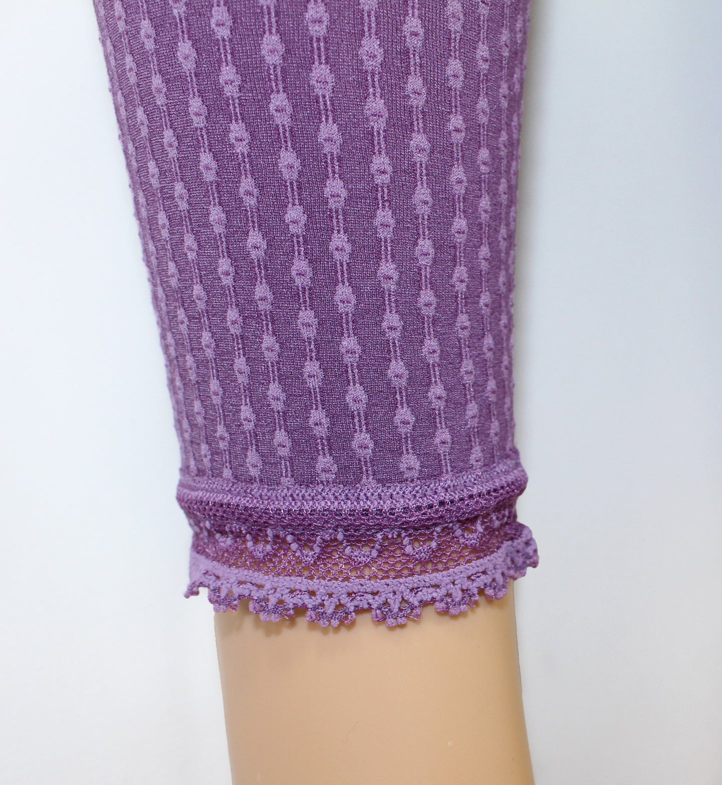 Omsa Caramel Pantacollant - Soft opaque purple footless tights with a textured floral pinstripe pattern and lace trim cuff.